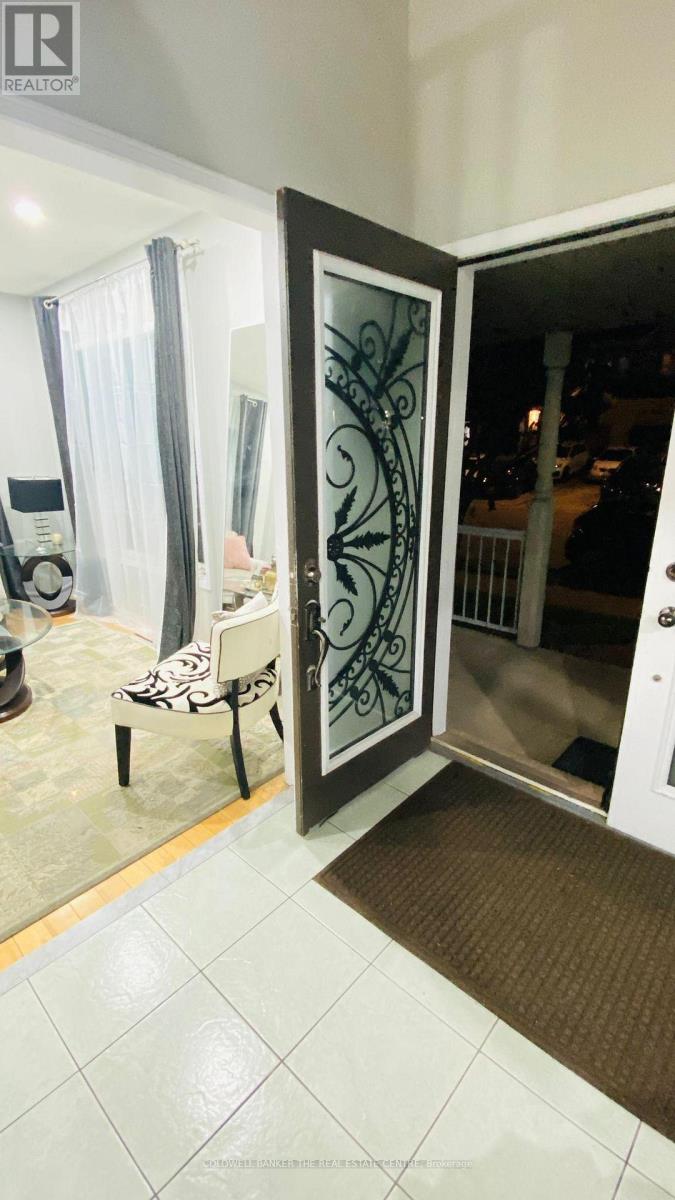 Upper - 1 Jarrett Court, Vaughan, Ontario  L6A 3W4 - Photo 3 - N12676288