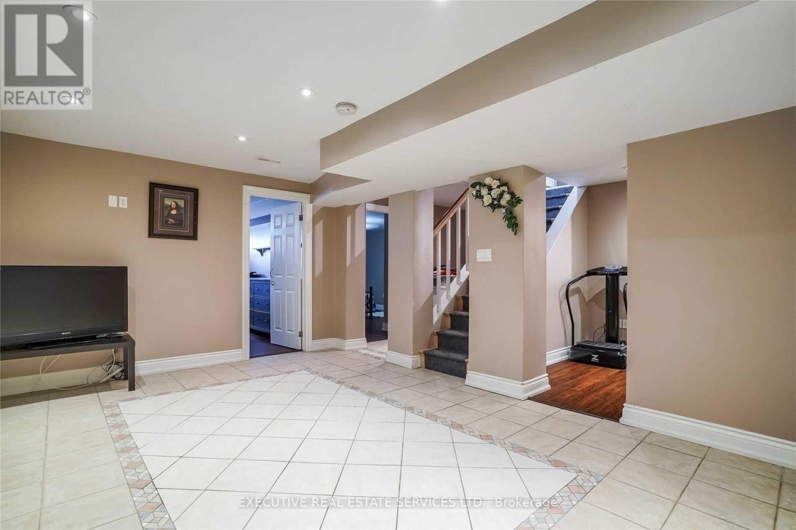 1810 South Sheridan Way, Mississauga, Ontario  L5J 2M2 - Photo 2 - W12676284