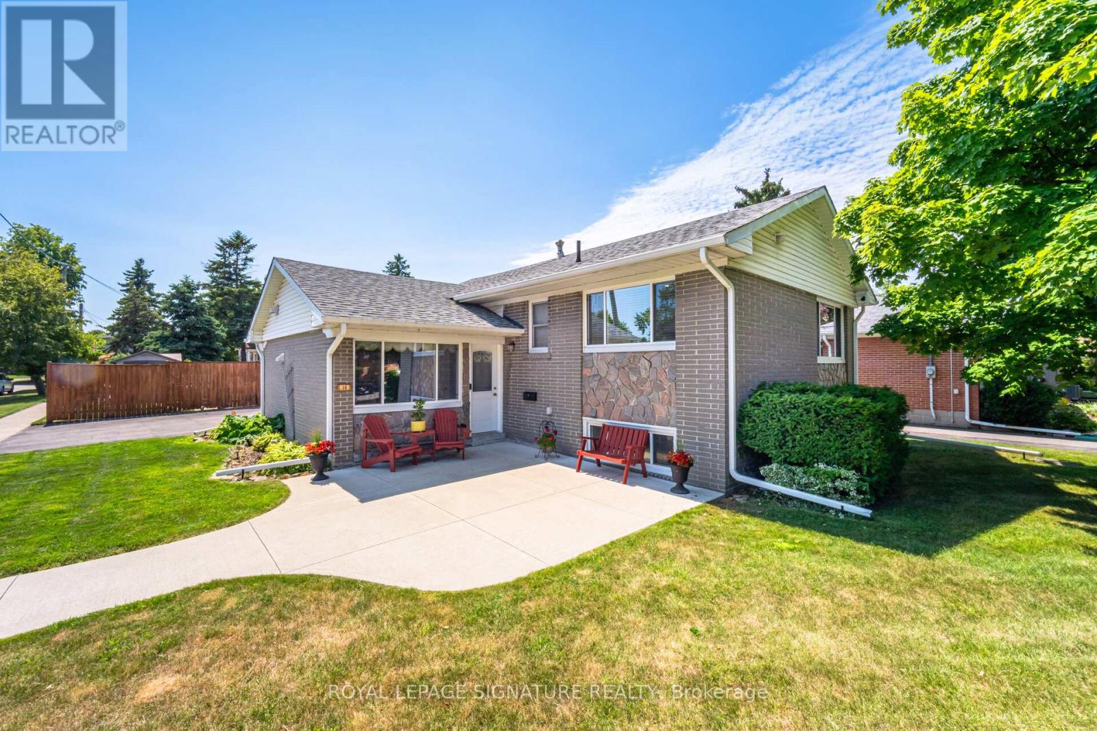 24 Lesbury Avenue, Brampton, Ontario  L6W 3A4 - Photo 2 - W12676382