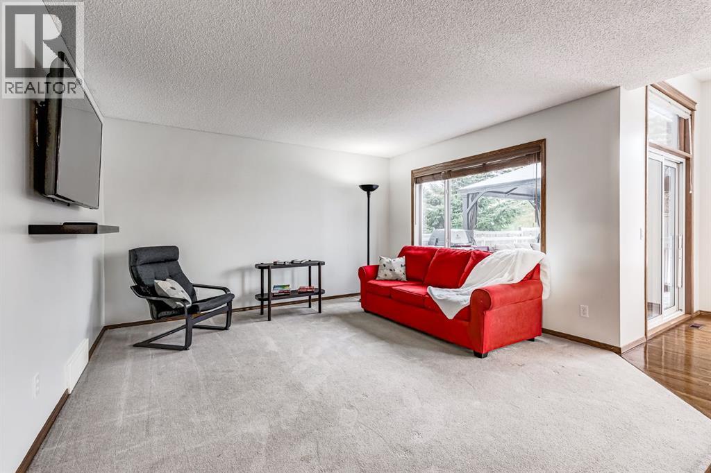 149 Coventry Court Ne, Calgary, Alberta  T3K 5E9 - Photo 3 - A2275096