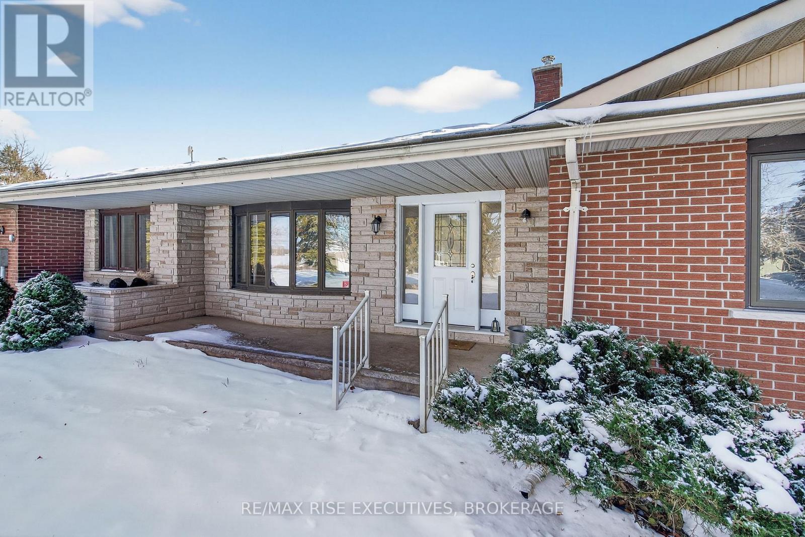 1647 Galt Street, Greater Napanee, Ontario K0H 1G0 - Photo 3 - X12676530