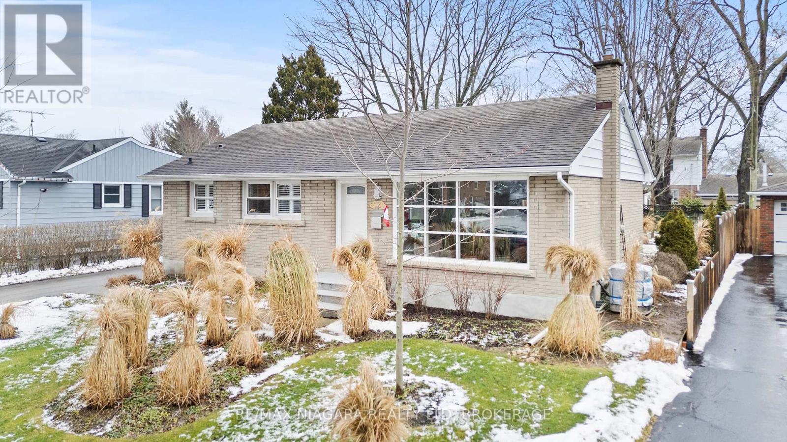 12 Home Street, Welland, Ontario  L3C 2E9 - Photo 3 - X12676654