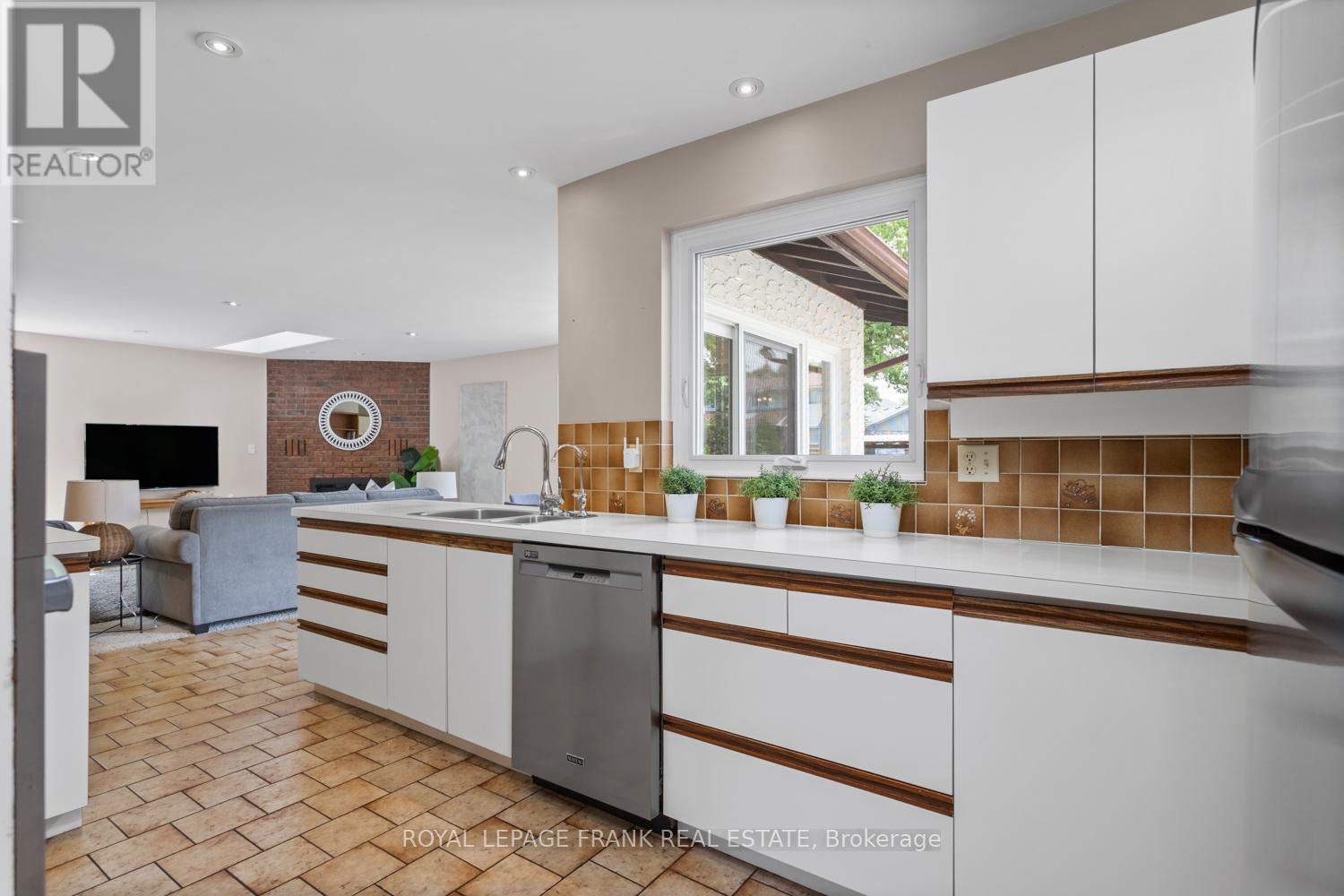 848 Swiss Heights, Oshawa, Ontario  L1K 2A9 - Photo 22 - E12676608