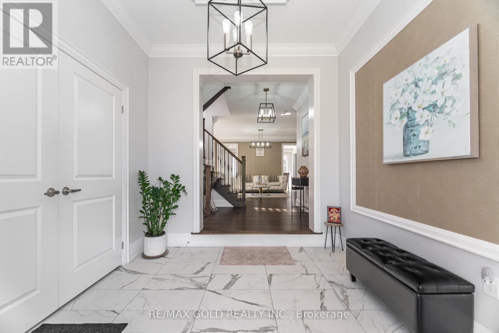 10 Donnan Drive W, New Tecumseth (Tottenham), Ontario  L0G 1W0 - Photo 2 - N12676462