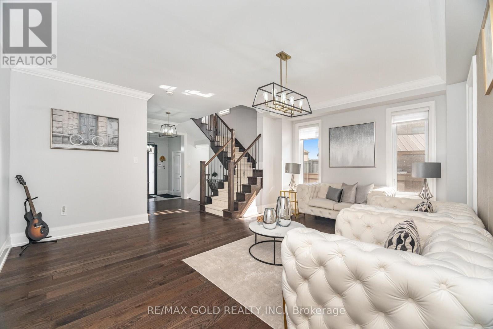 10 Donnan Drive W, New Tecumseth (Tottenham), Ontario  L0G 1W0 - Photo 3 - N12676462