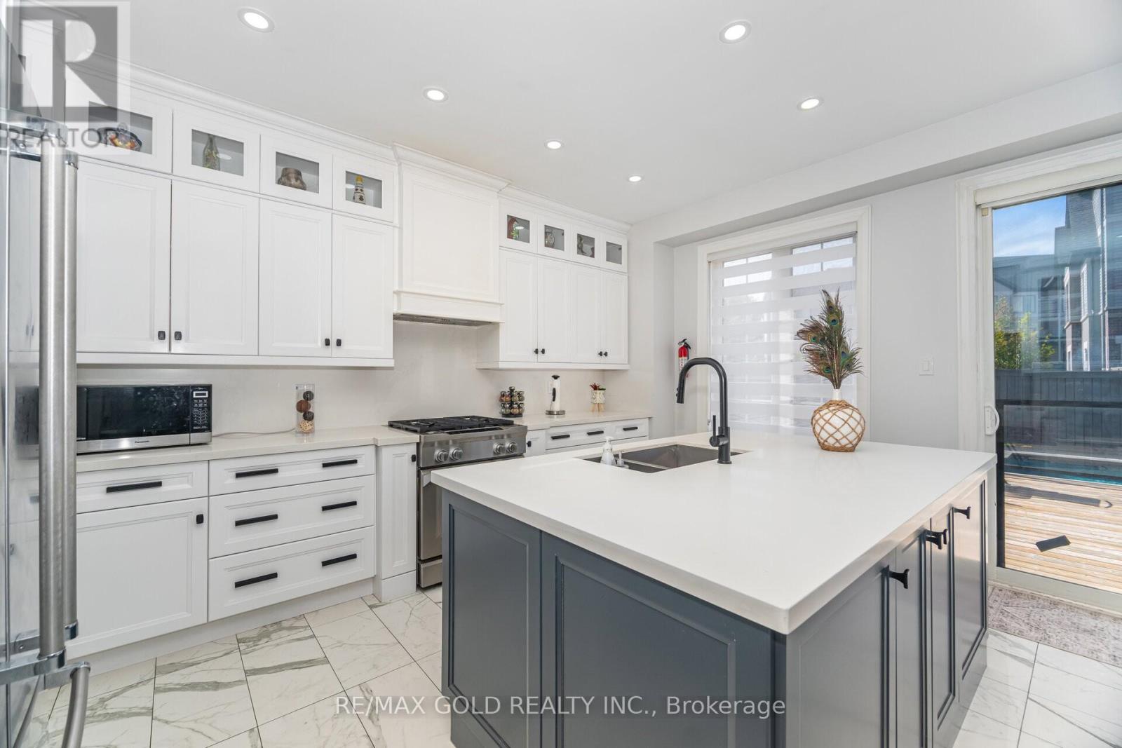 10 Donnan Drive W, New Tecumseth (Tottenham), Ontario  L0G 1W0 - Photo 6 - N12676462