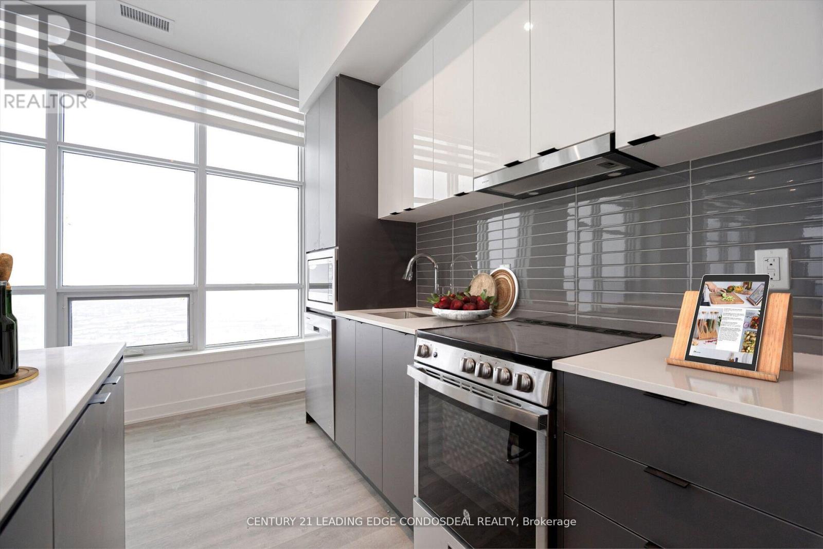 Ph03 - 30 Upper Mall Way, Vaughan, Ontario  L4J 0L7 - Photo 4 - N12676664