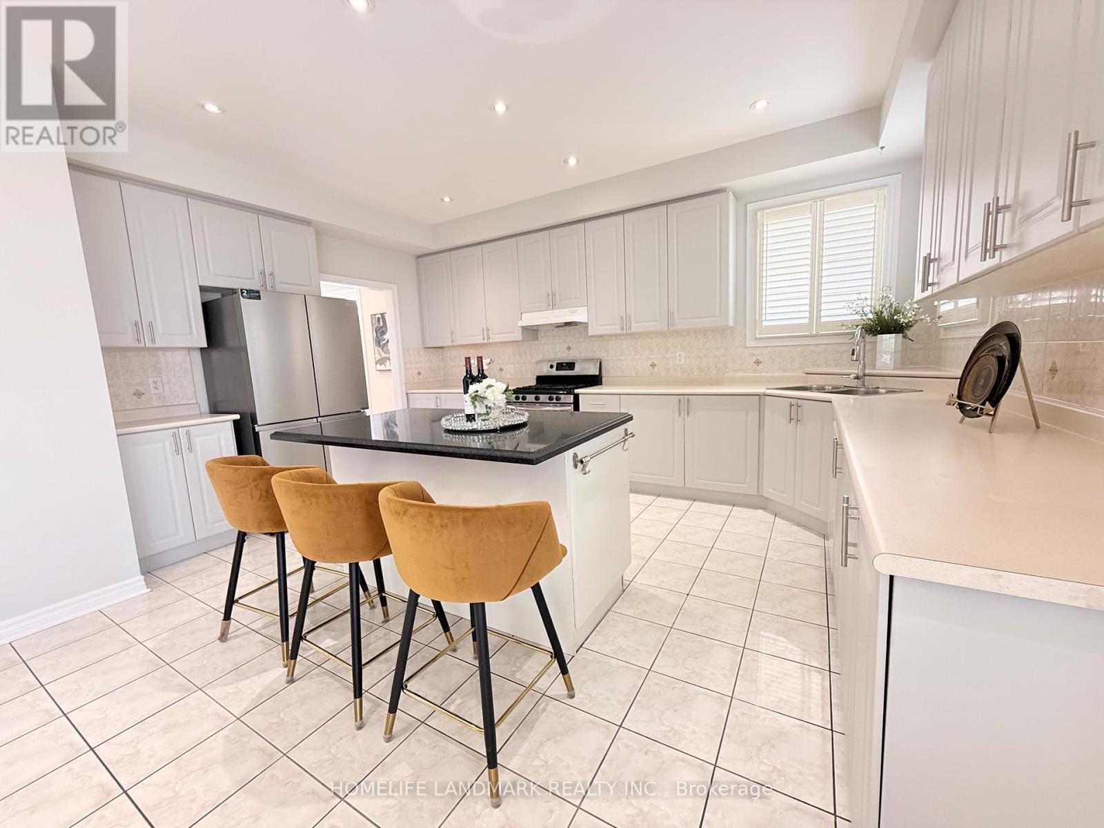 18 The Queensway, Barrie (Innis-Shore), Ontario  L4M 7H6 - Photo 12 - S12676456