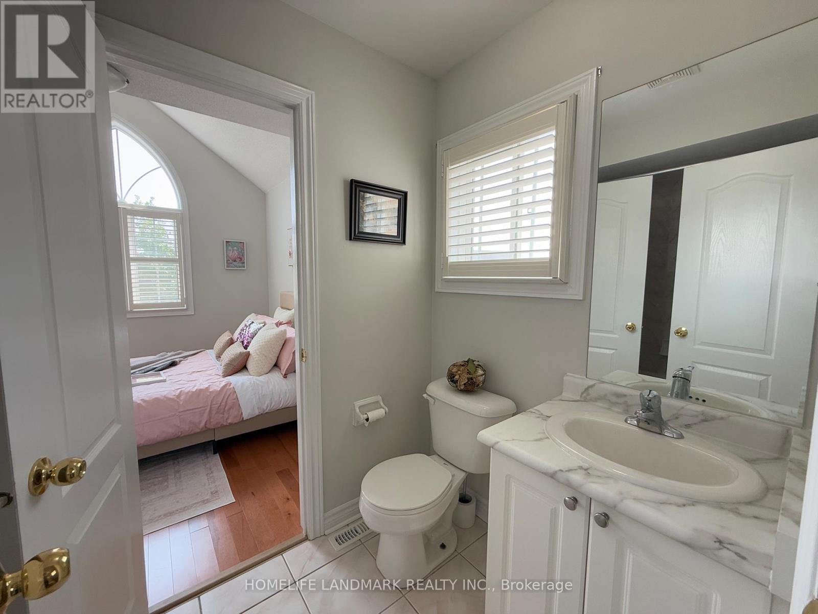 18 The Queensway, Barrie (Innis-Shore), Ontario  L4M 7H6 - Photo 35 - S12676456