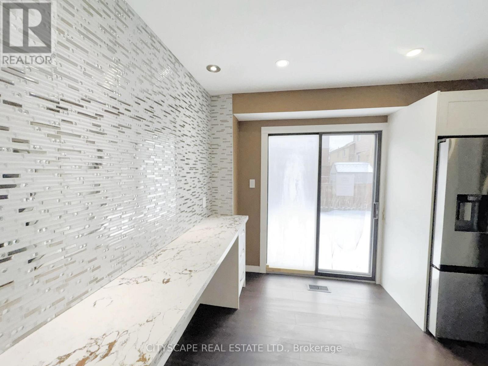 4064 Teakwood Drive, Mississauga (Creditview), Ontario  L5C 3L5 - Photo 14 - W12676446