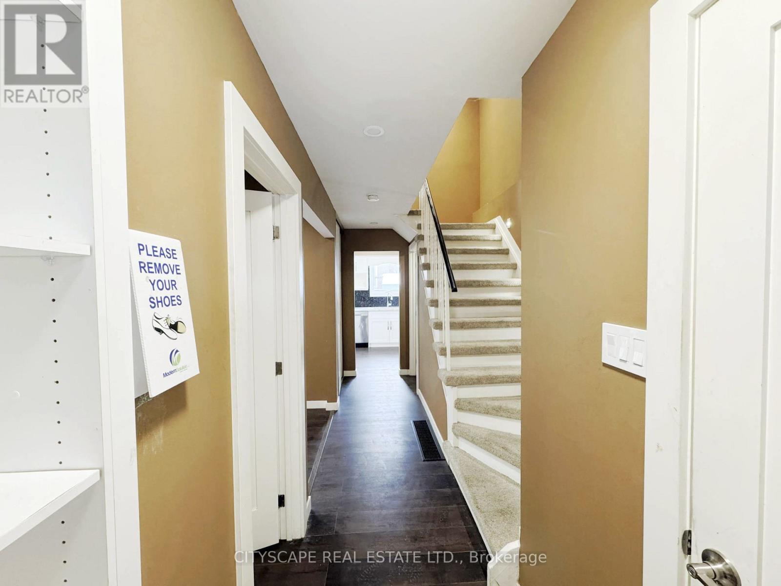 4064 Teakwood Drive, Mississauga (Creditview), Ontario  L5C 3L5 - Photo 6 - W12676446