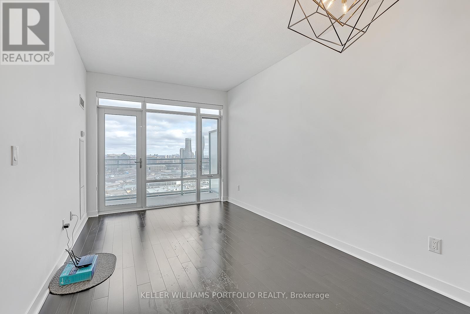 2012 - 365 Prince Of Wales Drive, Mississauga (City Centre), Ontario  L5B 0G6 - Photo 11 - W12676490