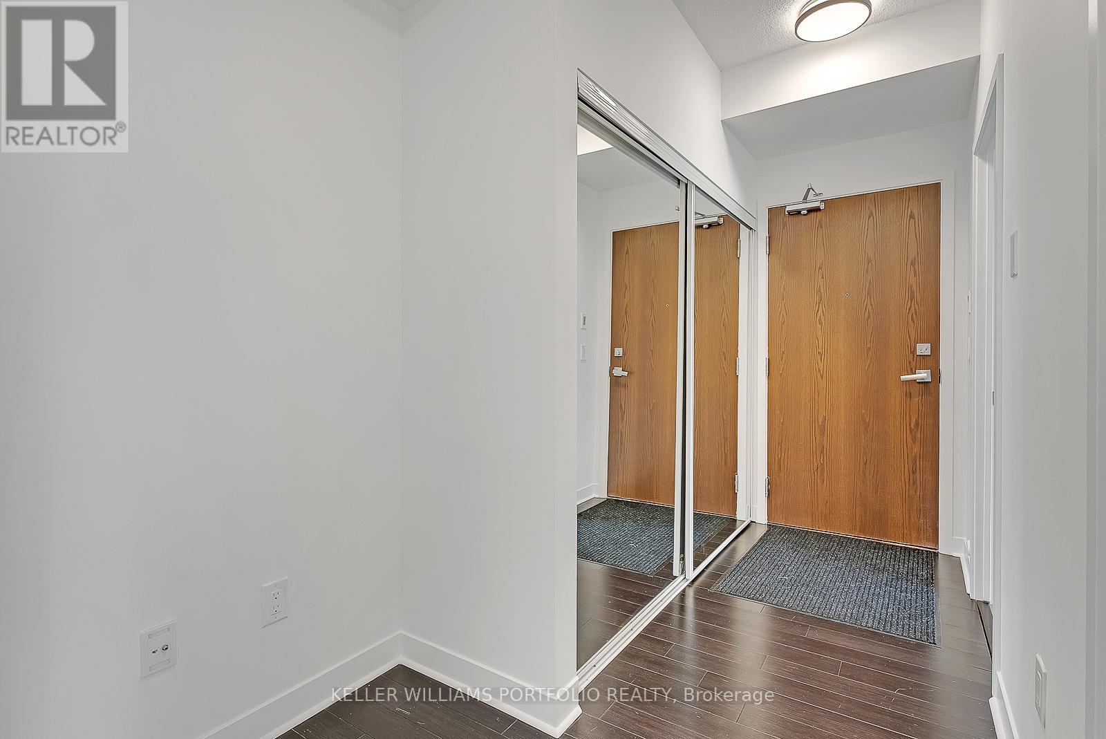 2012 - 365 Prince Of Wales Drive, Mississauga (City Centre), Ontario  L5B 0G6 - Photo 4 - W12676490