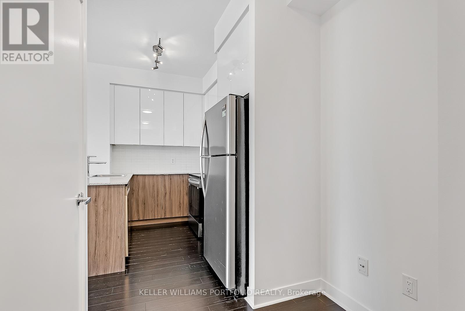 2012 - 365 Prince Of Wales Drive, Mississauga (City Centre), Ontario  L5B 0G6 - Photo 5 - W12676490