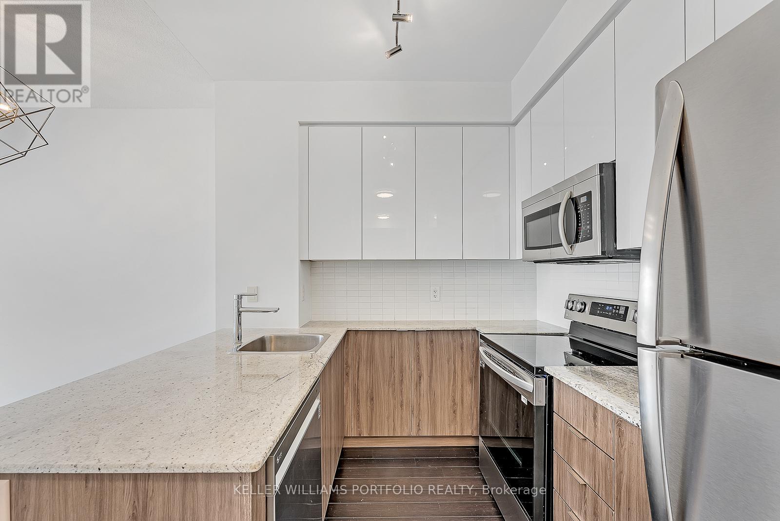 2012 - 365 Prince Of Wales Drive, Mississauga (City Centre), Ontario  L5B 0G6 - Photo 7 - W12676490