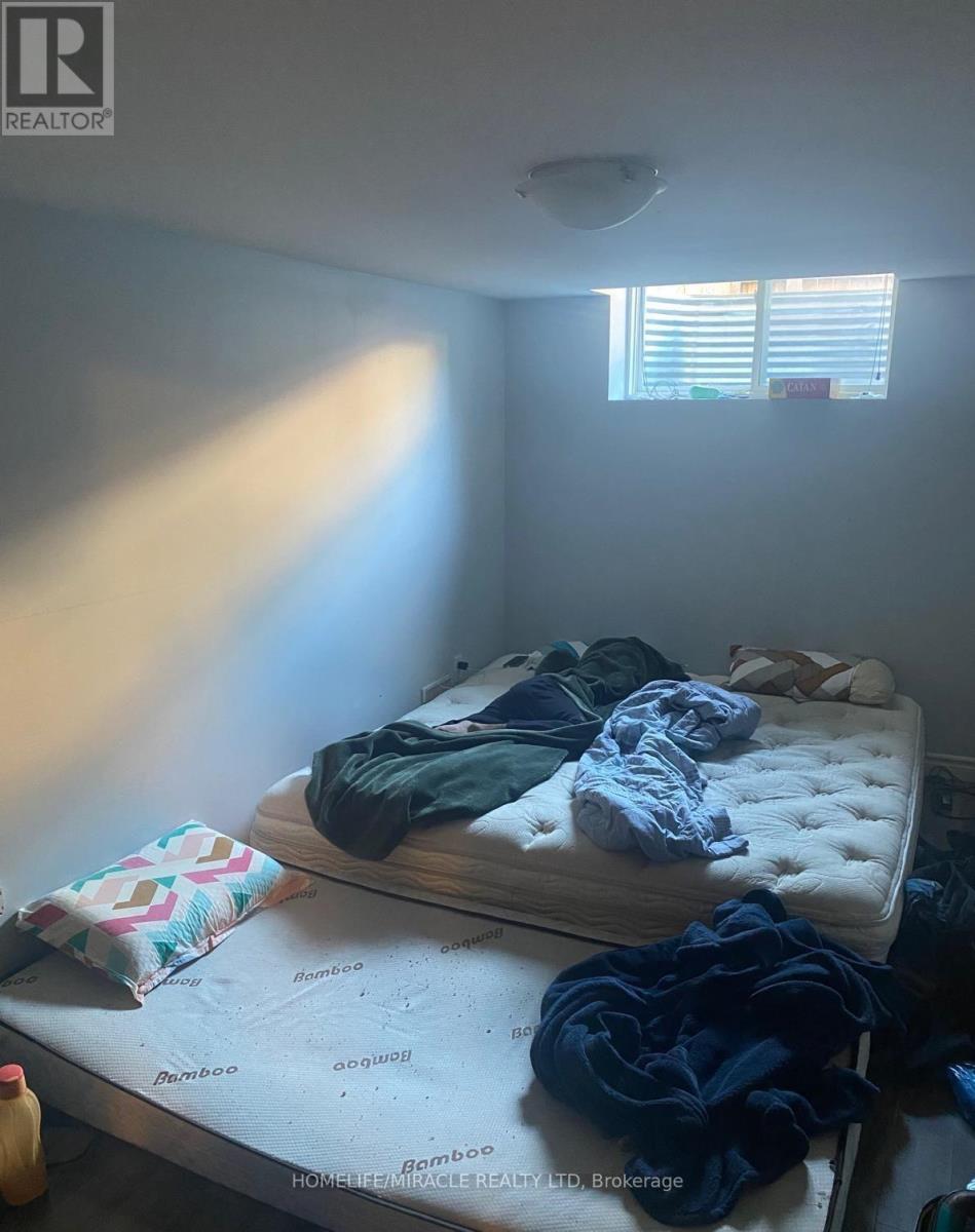 16 Golden Springs Drive, Brampton (Northwest Brampton), Ontario  L7A 4N4 - Photo 6 - W12676554