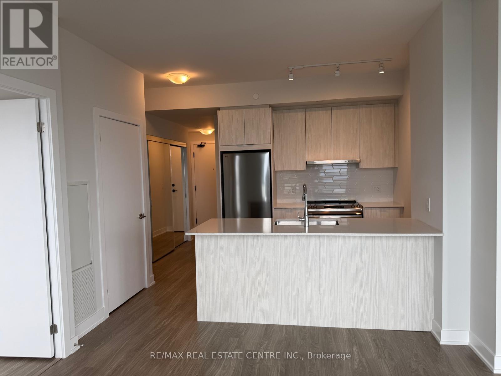 3303 - 430 Square One Drive, Mississauga, Ontario  L5B 0L6 - Photo 5 - W12676560