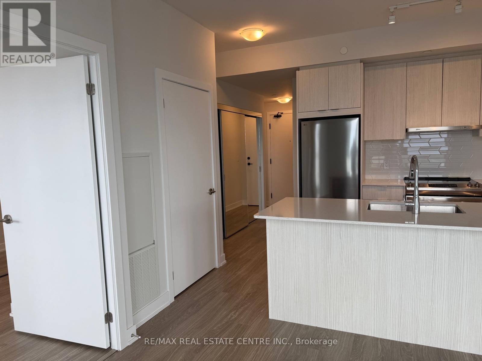 3303 - 430 Square One Drive, Mississauga, Ontario  L5B 0L6 - Photo 6 - W12676560