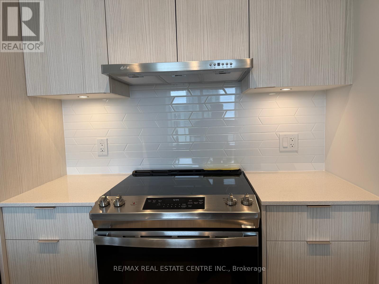 3303 - 430 Square One Drive, Mississauga, Ontario  L5B 0L6 - Photo 7 - W12676560