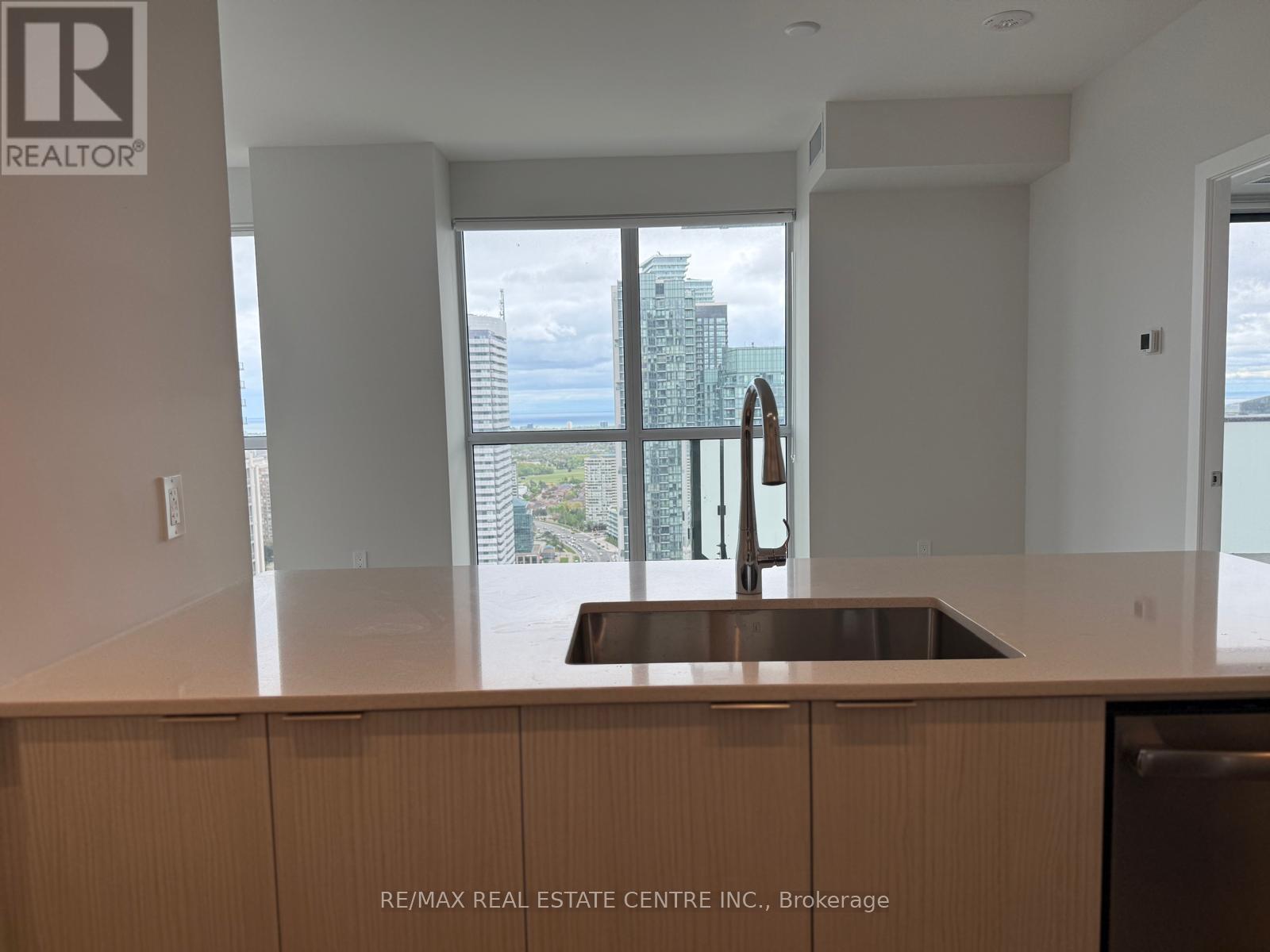 3303 - 430 Square One Drive, Mississauga, Ontario  L5B 0L6 - Photo 9 - W12676560