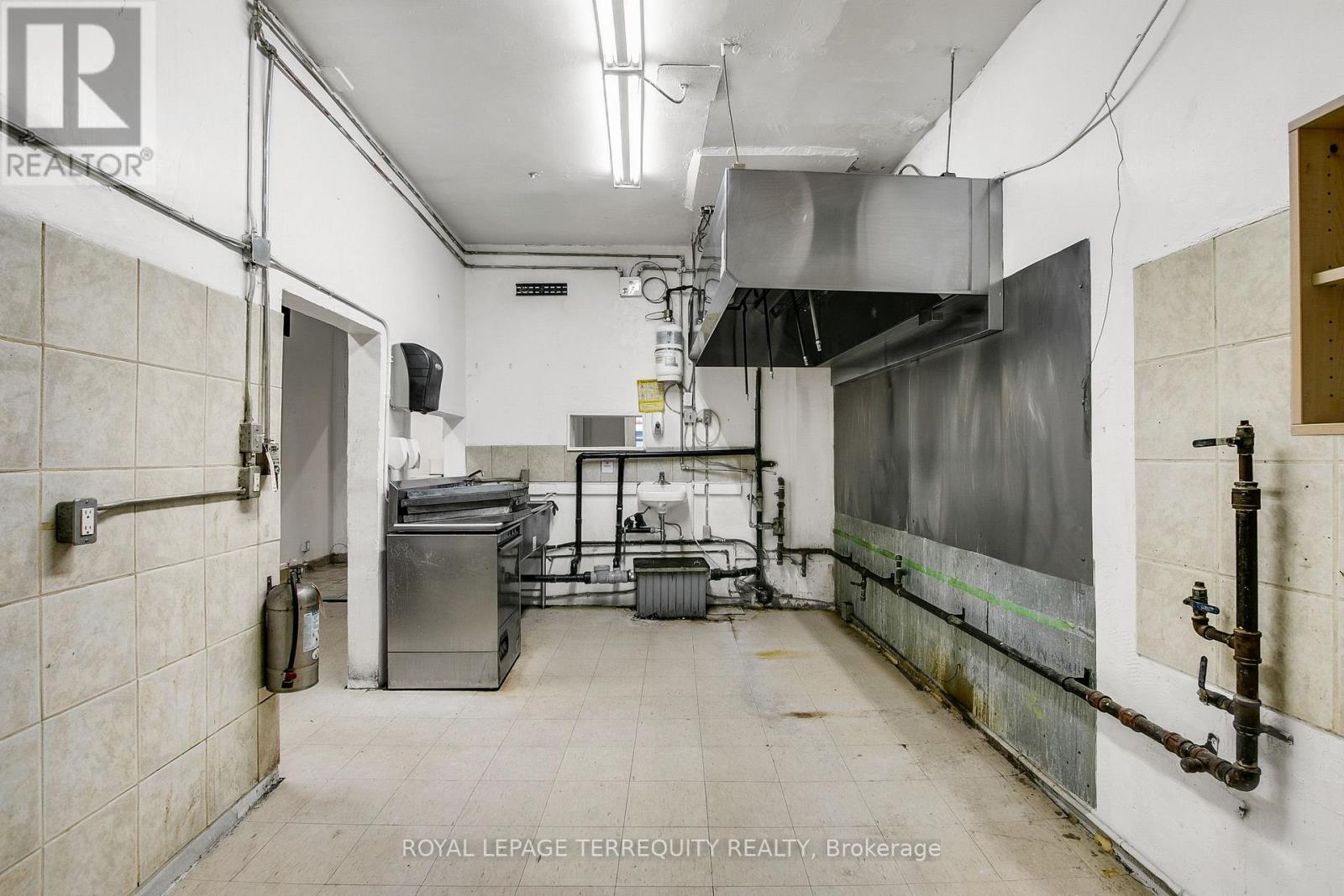 1680 St Clair Avenue W, Toronto (Weston-Pellam Park), Ontario  M6N 1H8 - Photo 15 - W12676694