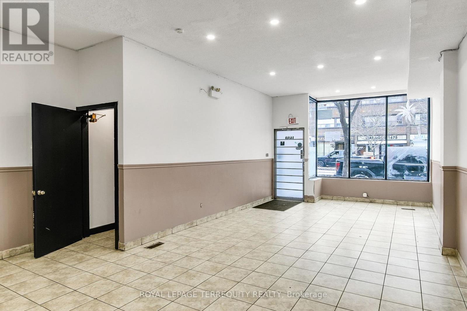 1680 St Clair Avenue W, Toronto (Weston-Pellam Park), Ontario  M6N 1H8 - Photo 5 - W12676694