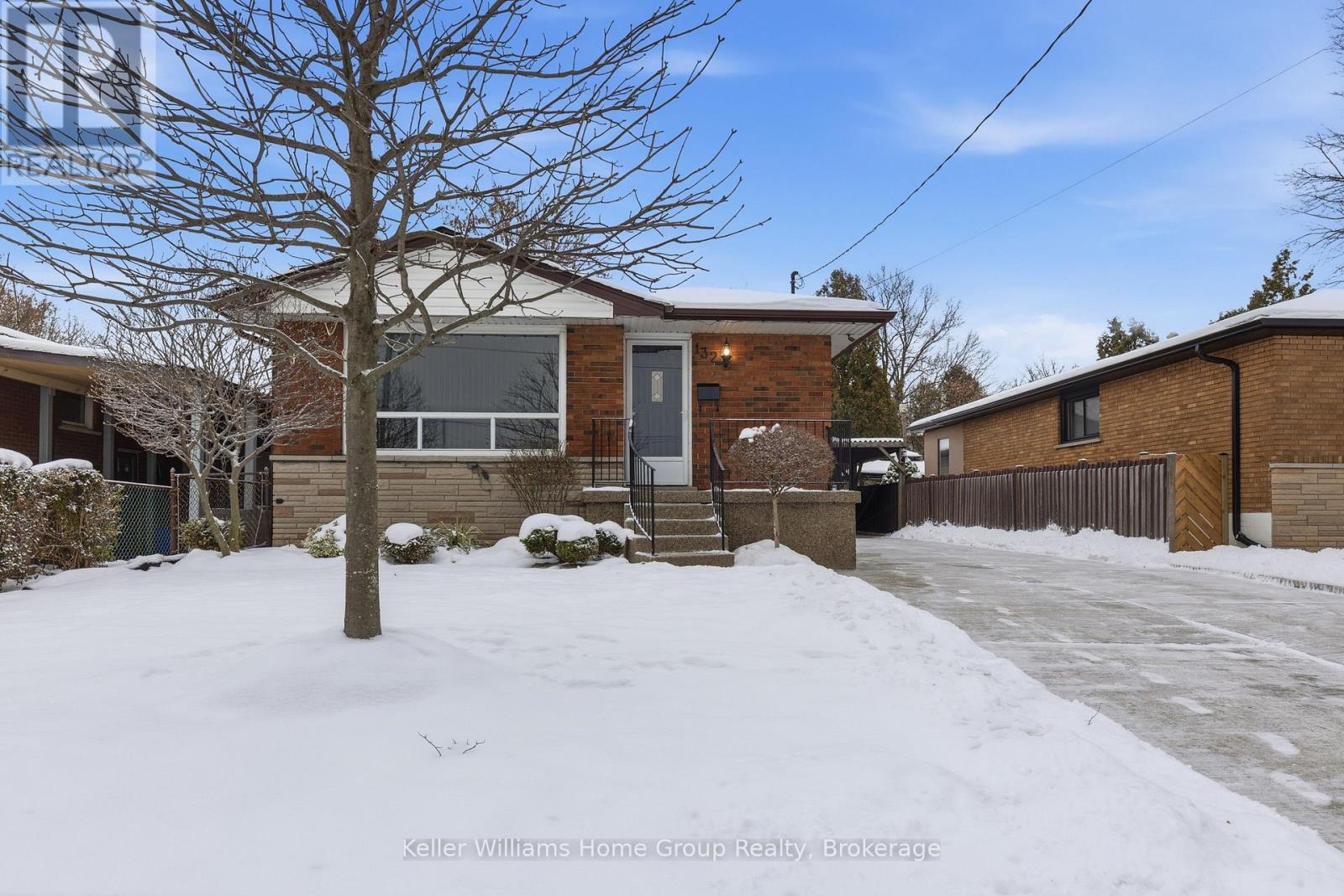 <div class="slider-price">$835,000</div><p>132 June Street, Hamilton, Ontario</p>