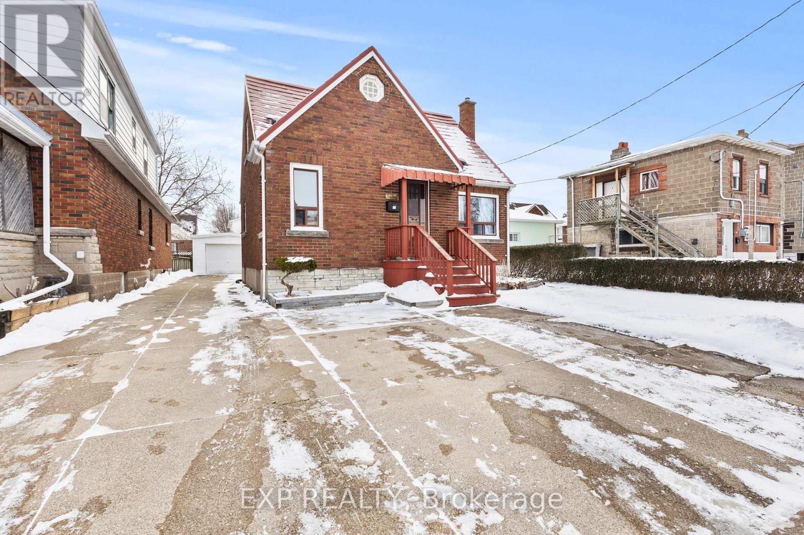 5692 North Street, Niagara Falls, Ontario  L2G 1J5 - Photo 1 - X12676728
