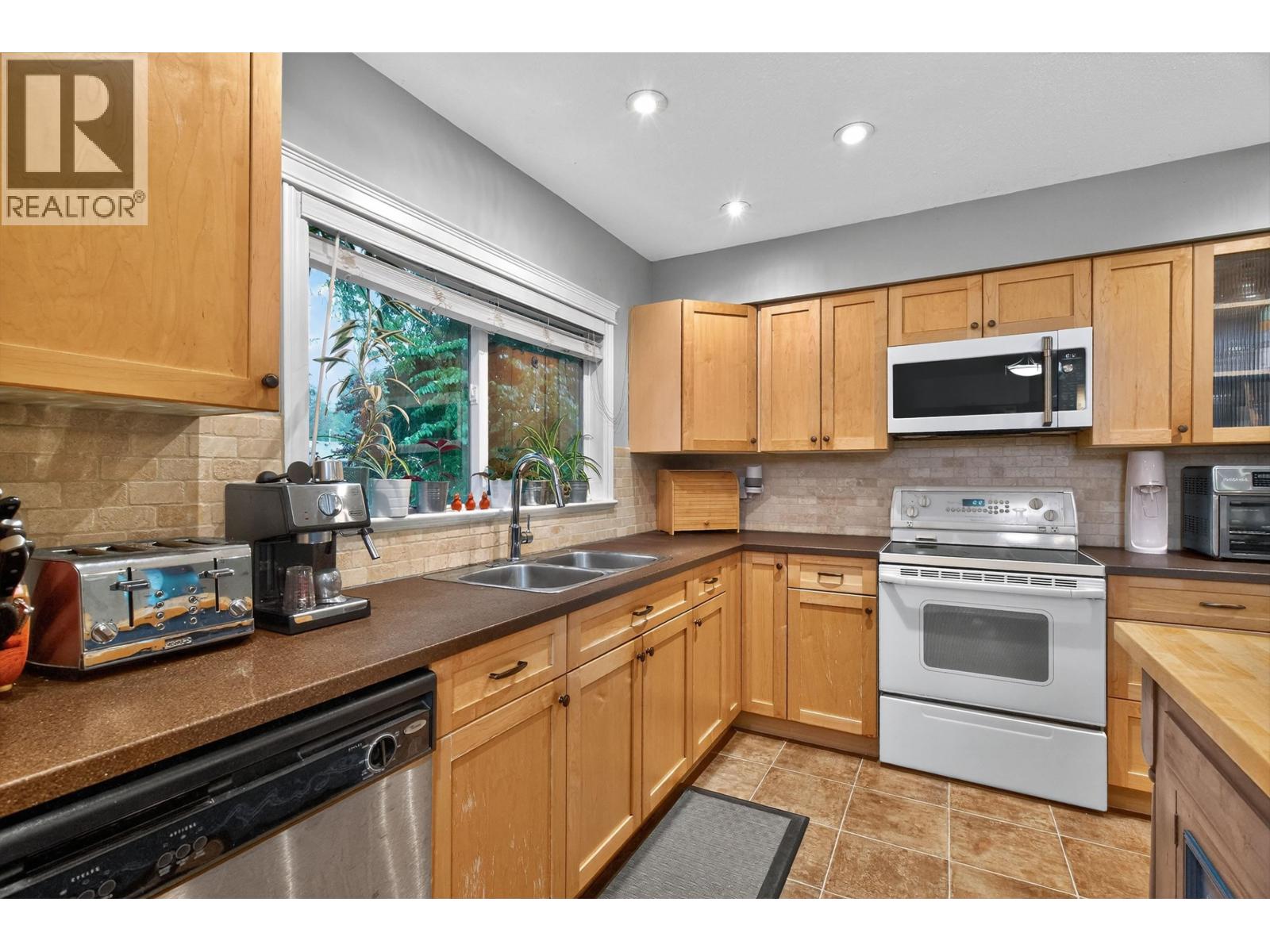 1252 Ellis Drive, Port Coquitlam, British Columbia  V3B 1G8 - Photo 7 - R3077367