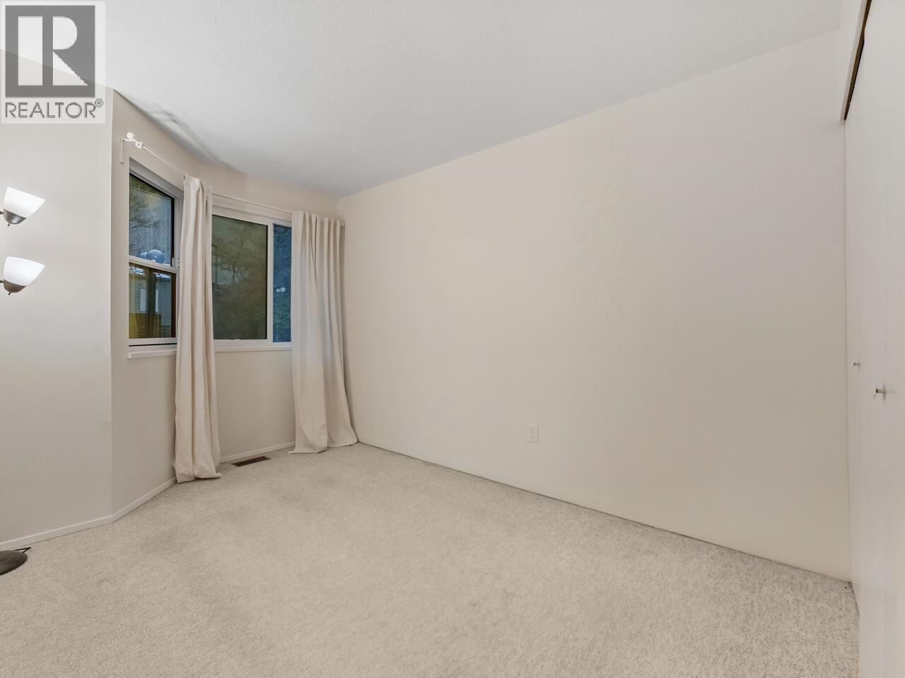 8574 Flowering Place, Burnaby, British Columbia  V5A 4B4 - Photo 13 - R3068519