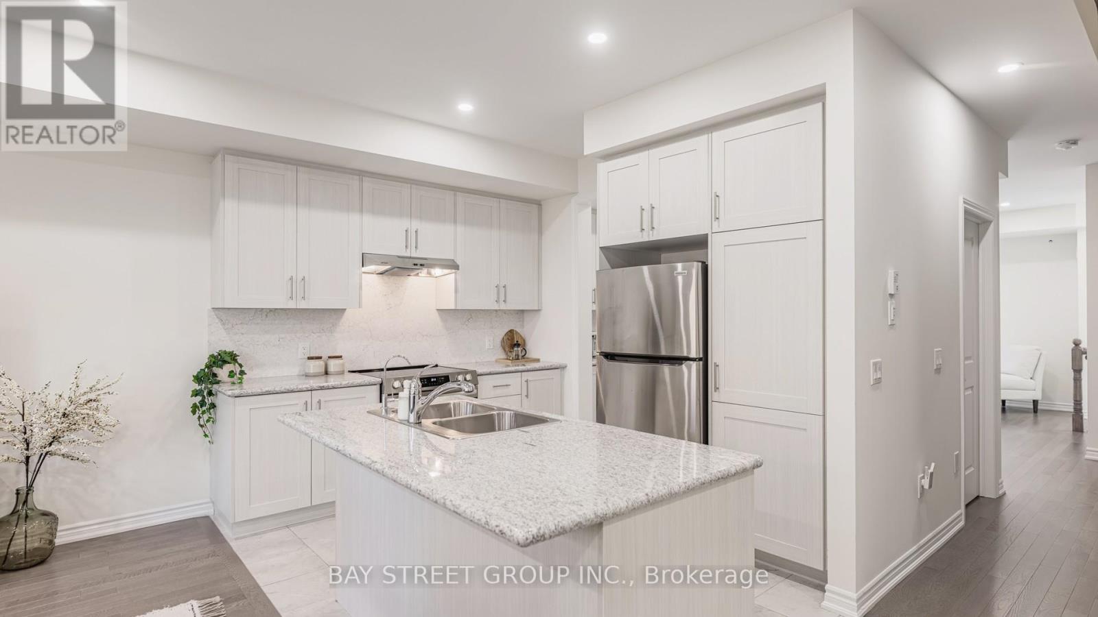 80 Puisaya Drive, Richmond Hill, Ontario  L4E 1L2 - Photo 9 - N12676778