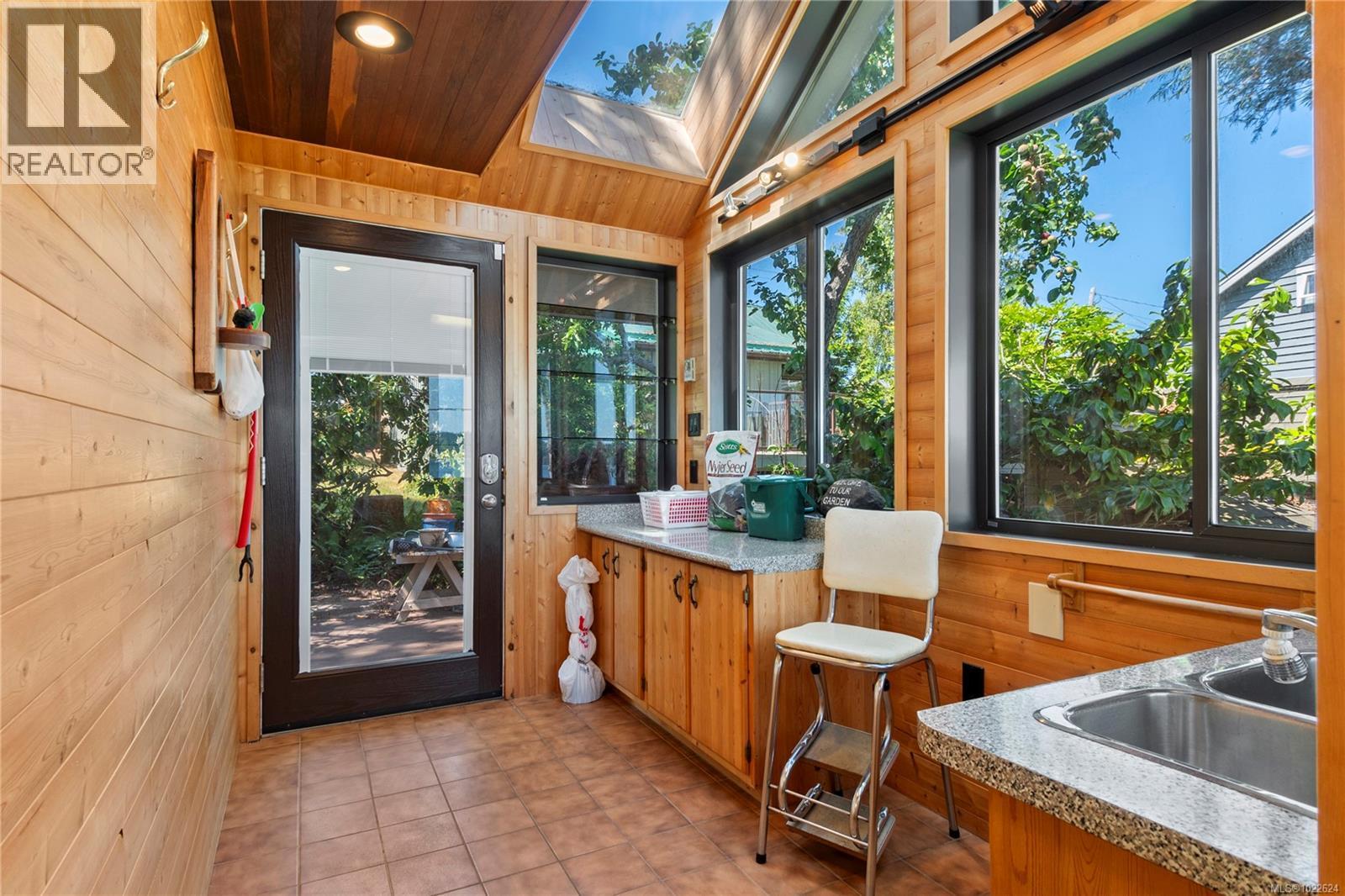 561 & 565 Island Hwy, Campbell River, British Columbia  V9W 2B9 - Photo 18 - 1022624