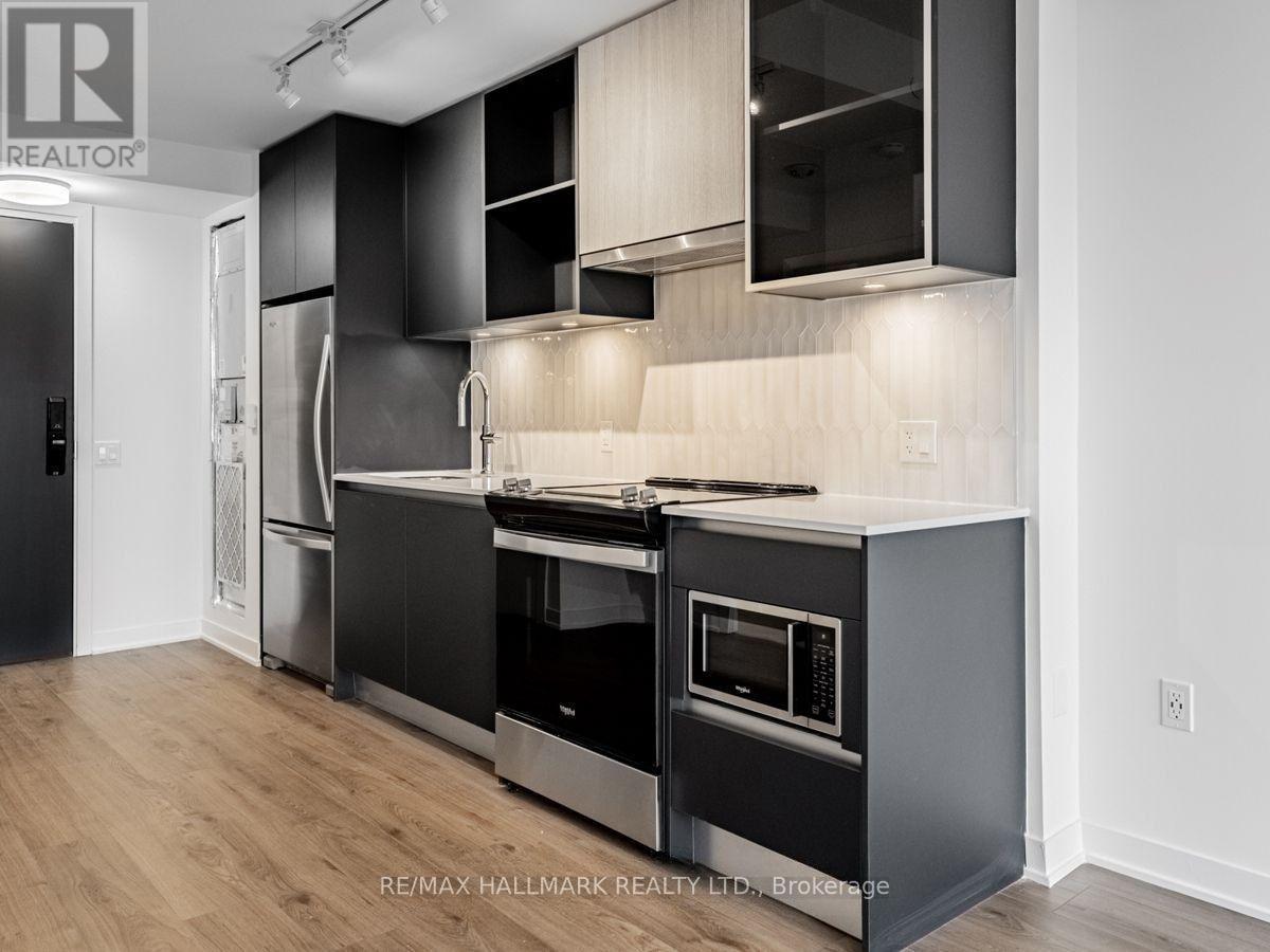 815 - 395 Dundas Street W, Oakville, Ontario  L6M 5R8 - Photo 3 - W12676712