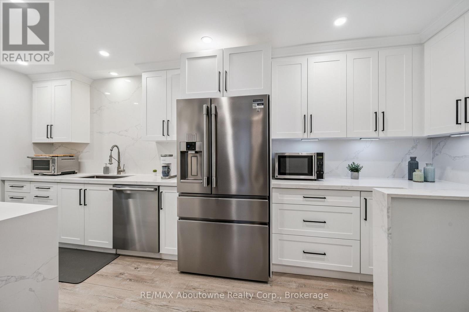 637 Lomond Crescent, Burlington, Ontario  L7L 2N8 - Photo 10 - W12676972