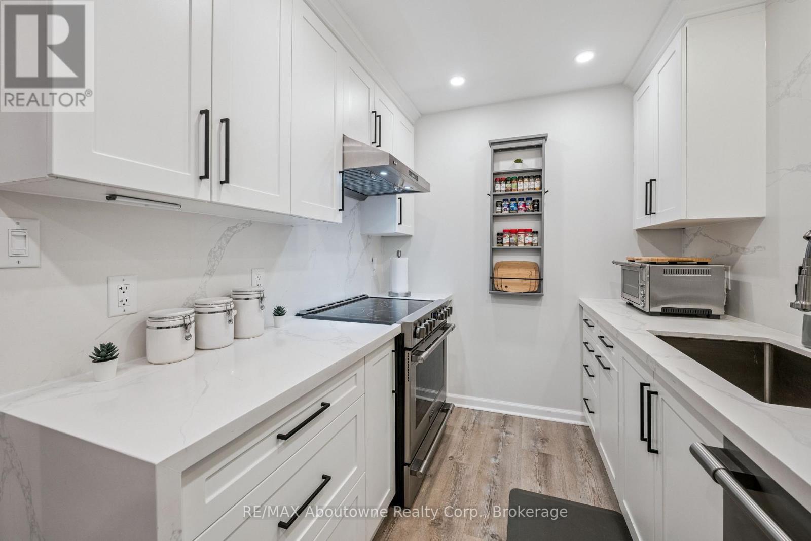 637 Lomond Crescent, Burlington, Ontario  L7L 2N8 - Photo 12 - W12676972