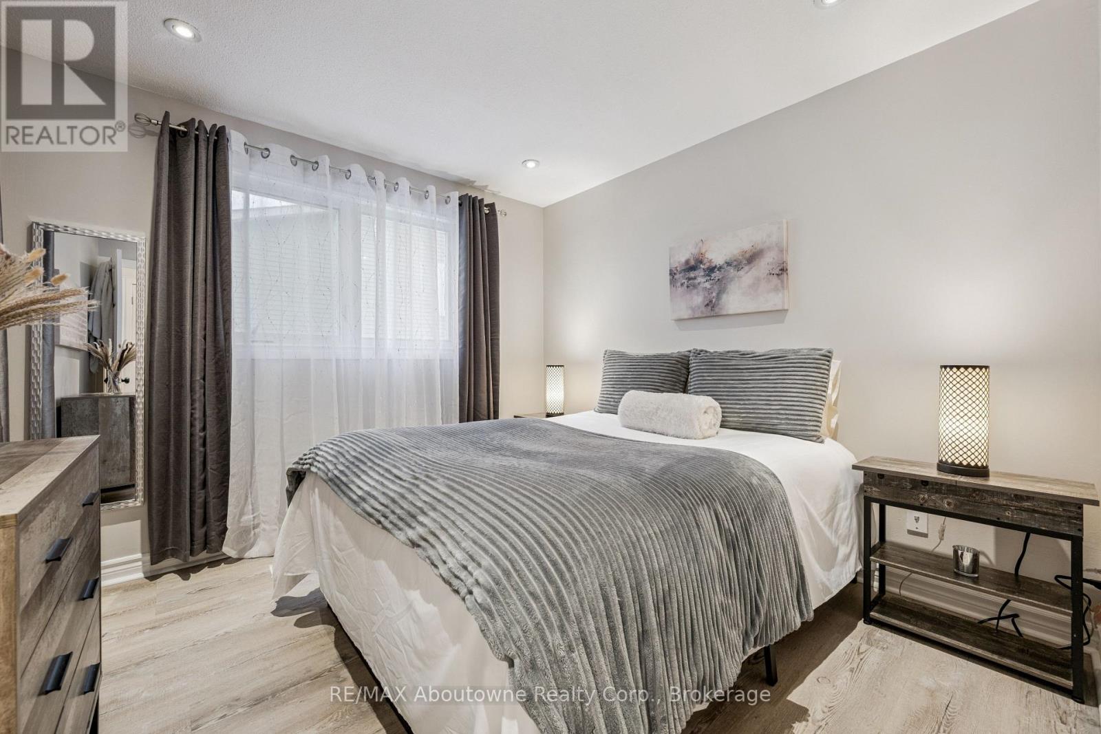 637 Lomond Crescent, Burlington, Ontario  L7L 2N8 - Photo 16 - W12676972