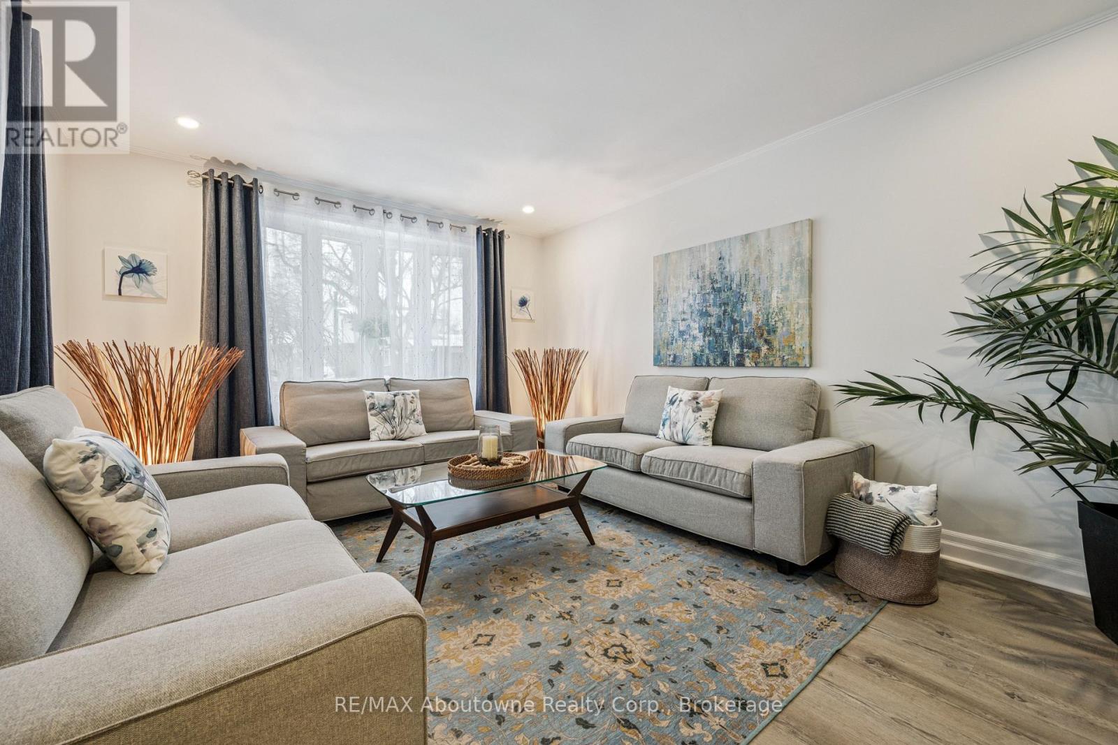 637 Lomond Crescent, Burlington, Ontario  L7L 2N8 - Photo 5 - W12676972