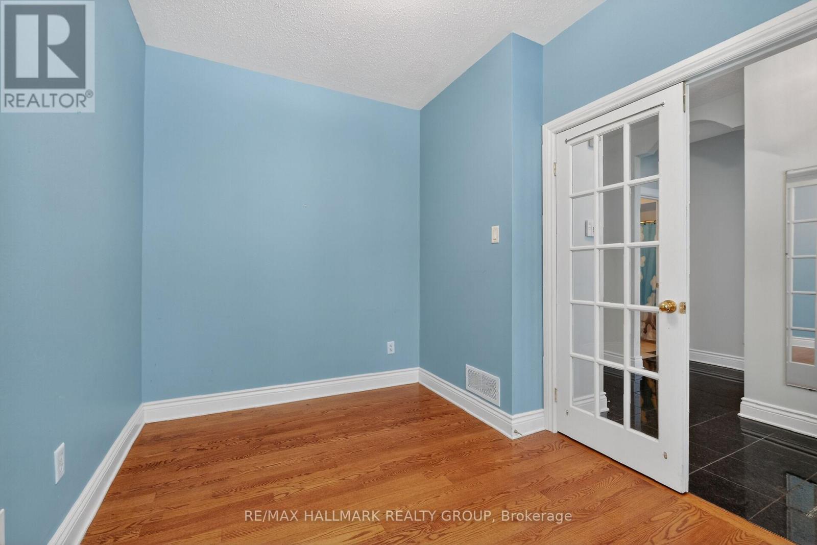 Main Floor - 19 Foulis Crescent, Ottawa, Ontario  K2L 4H2 - Photo 12 - X12676990