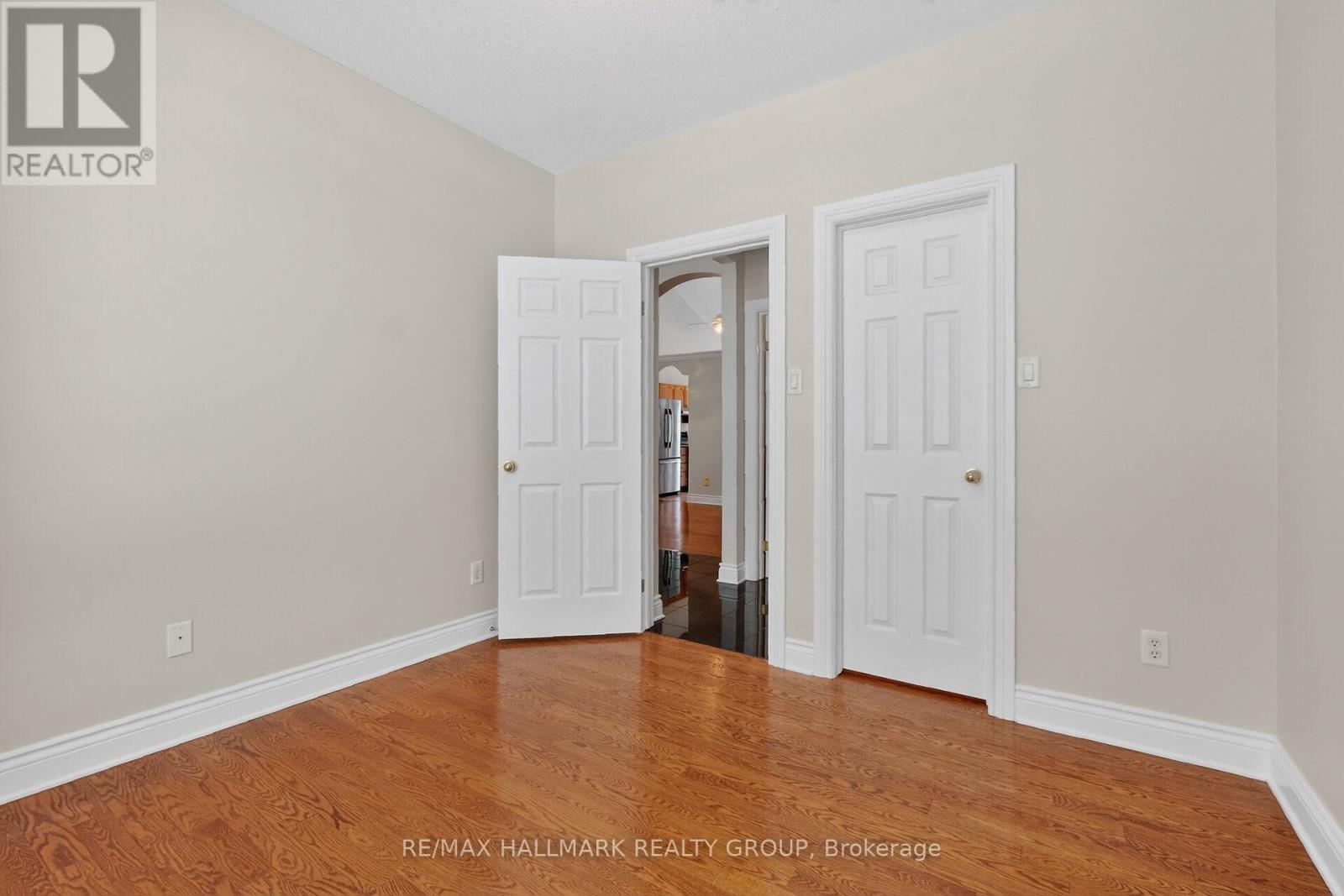Main Floor - 19 Foulis Crescent, Ottawa, Ontario  K2L 4H2 - Photo 31 - X12676990