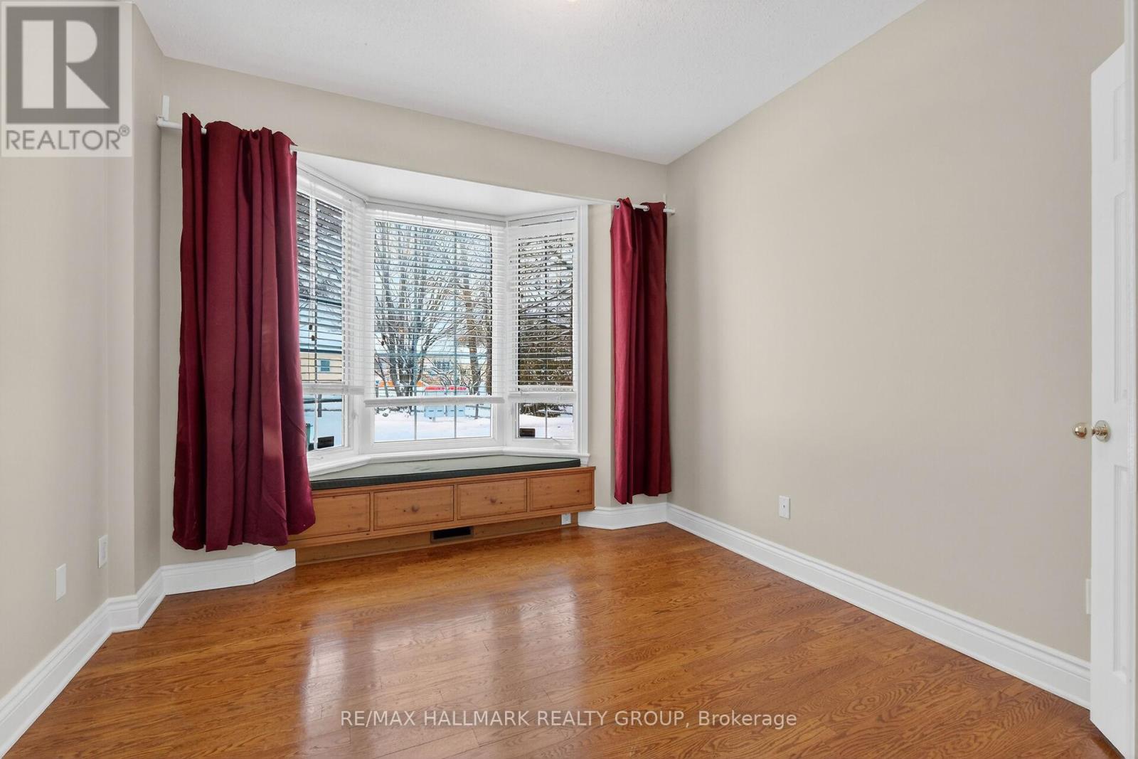 Main Floor - 19 Foulis Crescent, Ottawa, Ontario  K2L 4H2 - Photo 32 - X12676990