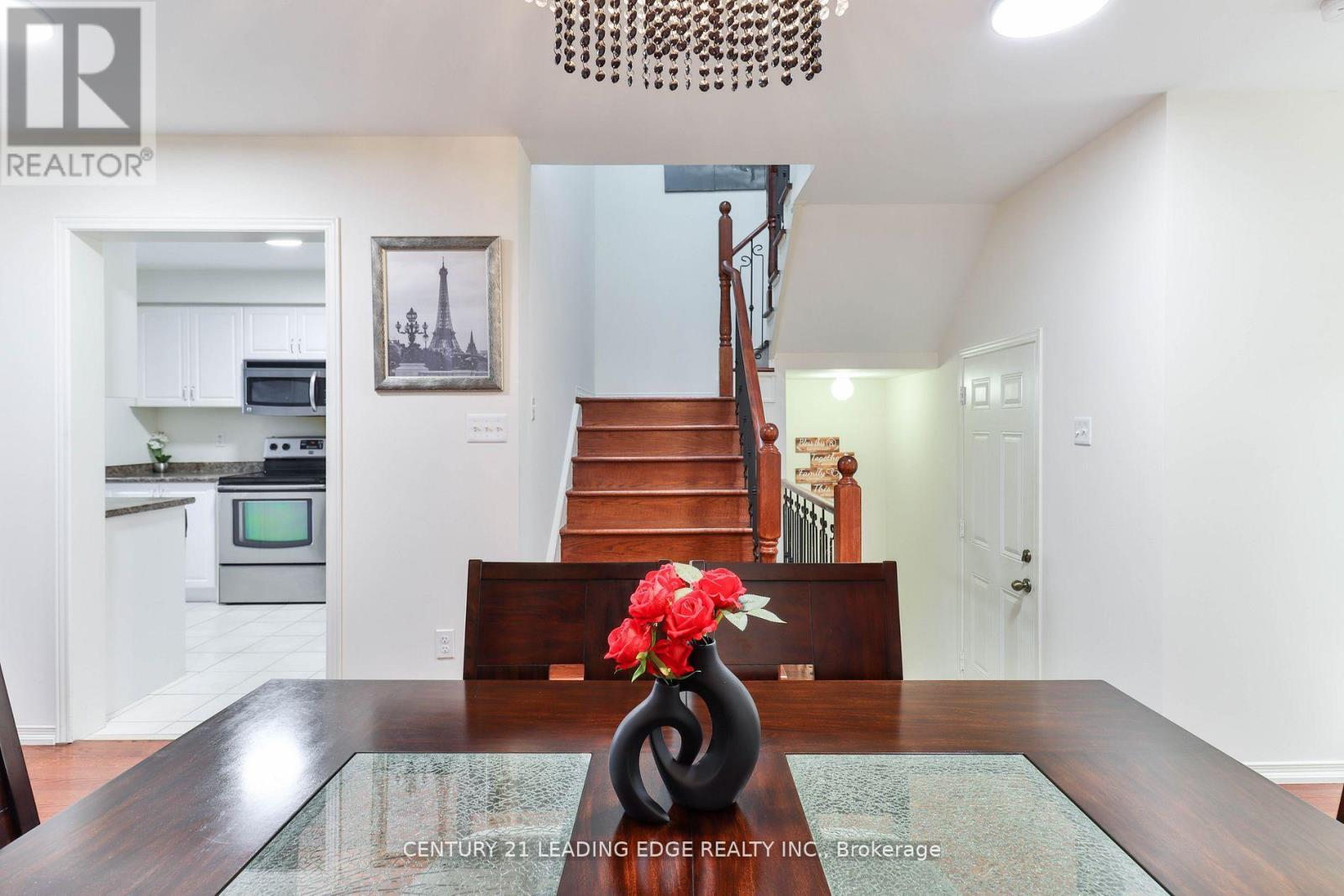 15 Robertdale Court, Whitchurch-Stouffville, Ontario  L4A 0Y5 - Photo 5 - N12676978