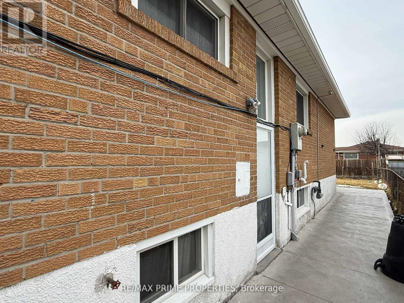 Upper - 3563 Laddie Crescent, Mississauga, Ontario  L4T 1N2 - Photo 3 - W12677032