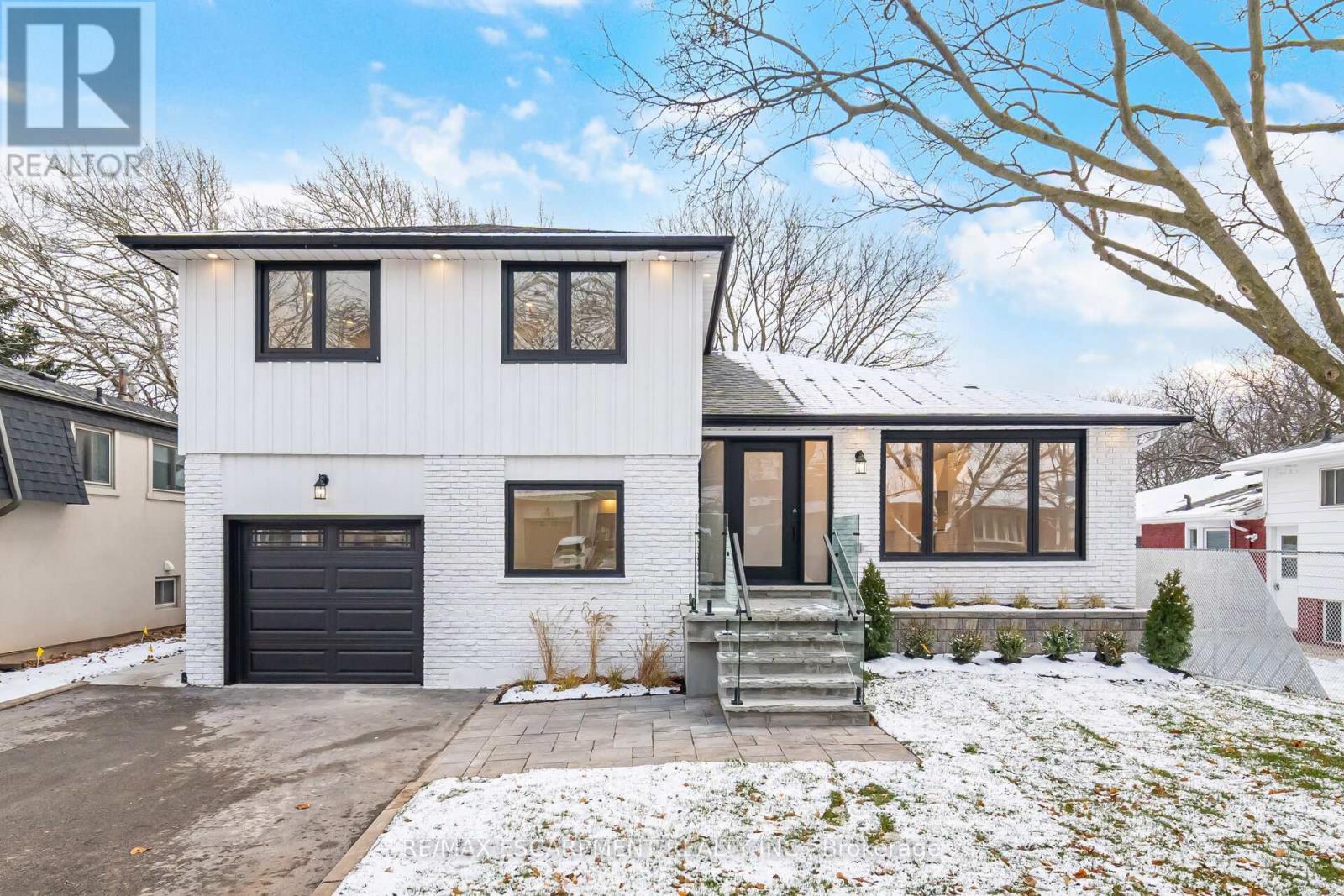 2276 Wyandotte Drive, Oakville, Ontario  L6L 2T5 - Photo 2 - W12677044