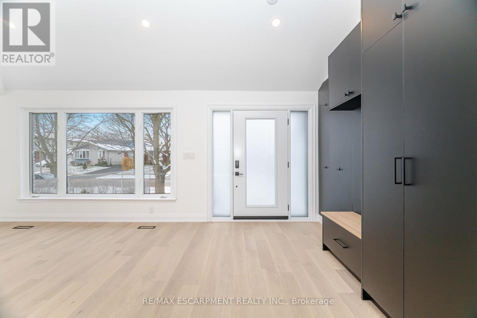 2276 Wyandotte Drive, Oakville, Ontario  L6L 2T5 - Photo 7 - W12677044