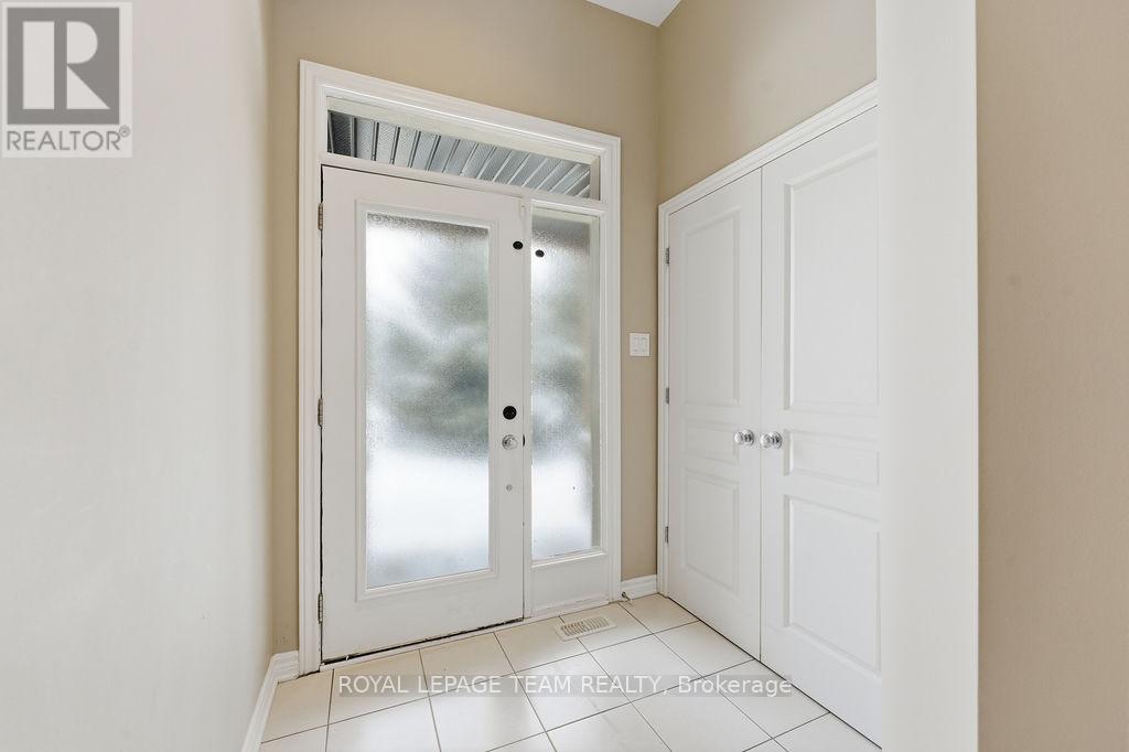 880 Fletcher Circle, Ottawa, Ontario  K2T 0B8 - Photo 3 - X12451253