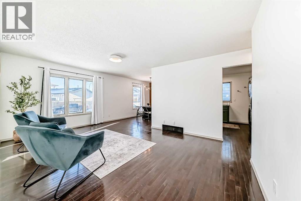 16 Bermondsey Crescent Nw, Calgary, Alberta  T3K 1W2 - Photo 10 - A2277848