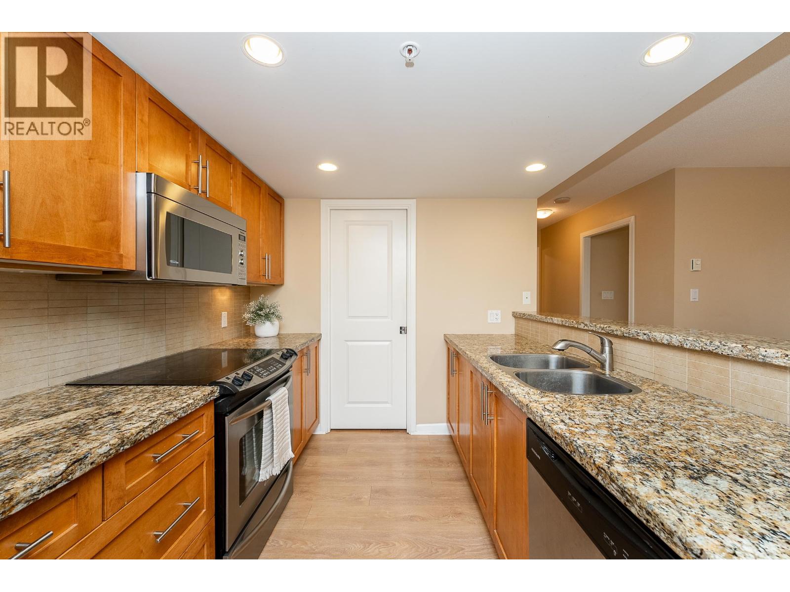 104 288 Ungless Way, Port Moody, British Columbia  V3H 0C9 - Photo 2 - R3077385