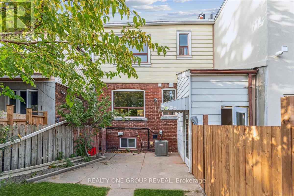 Upper - 89 Strathmore Boulevard, Toronto, Ontario  M4J 1P3 - Photo 10 - E12677094