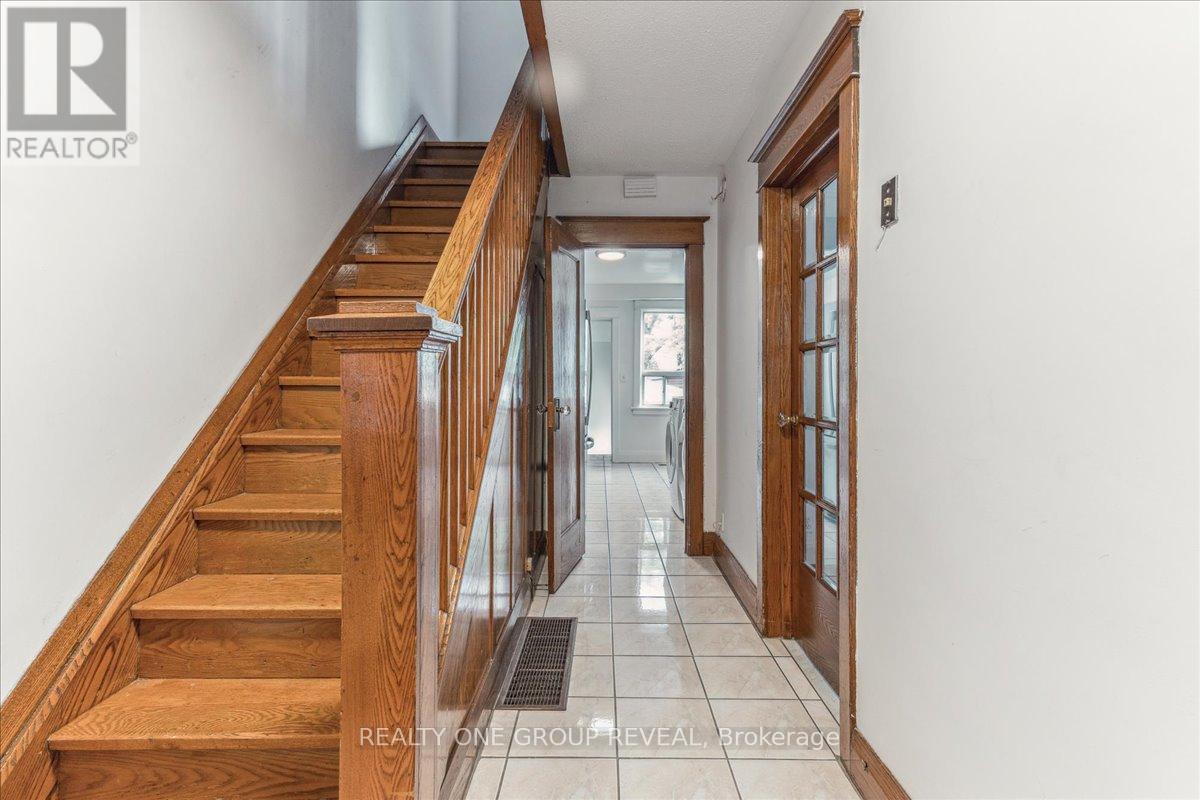 Upper - 89 Strathmore Boulevard, Toronto, Ontario  M4J 1P3 - Photo 2 - E12677094