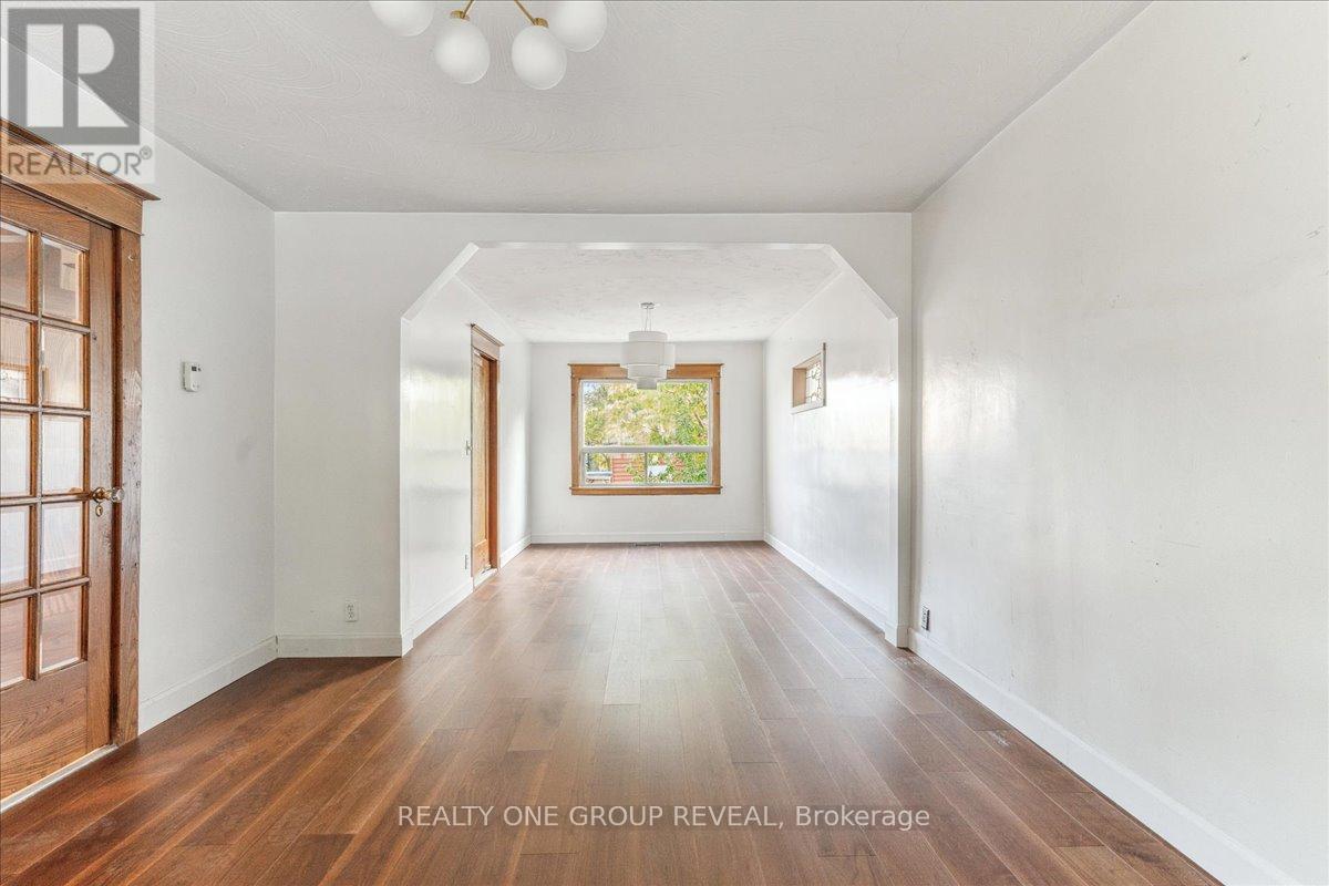 Upper - 89 Strathmore Boulevard, Toronto, Ontario  M4J 1P3 - Photo 3 - E12677094